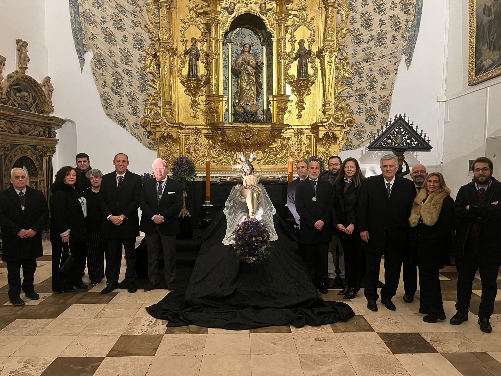 Miembros de la Junta de Gobierno de la Cofradía reunidos en la Insigne Iglesia Colegial