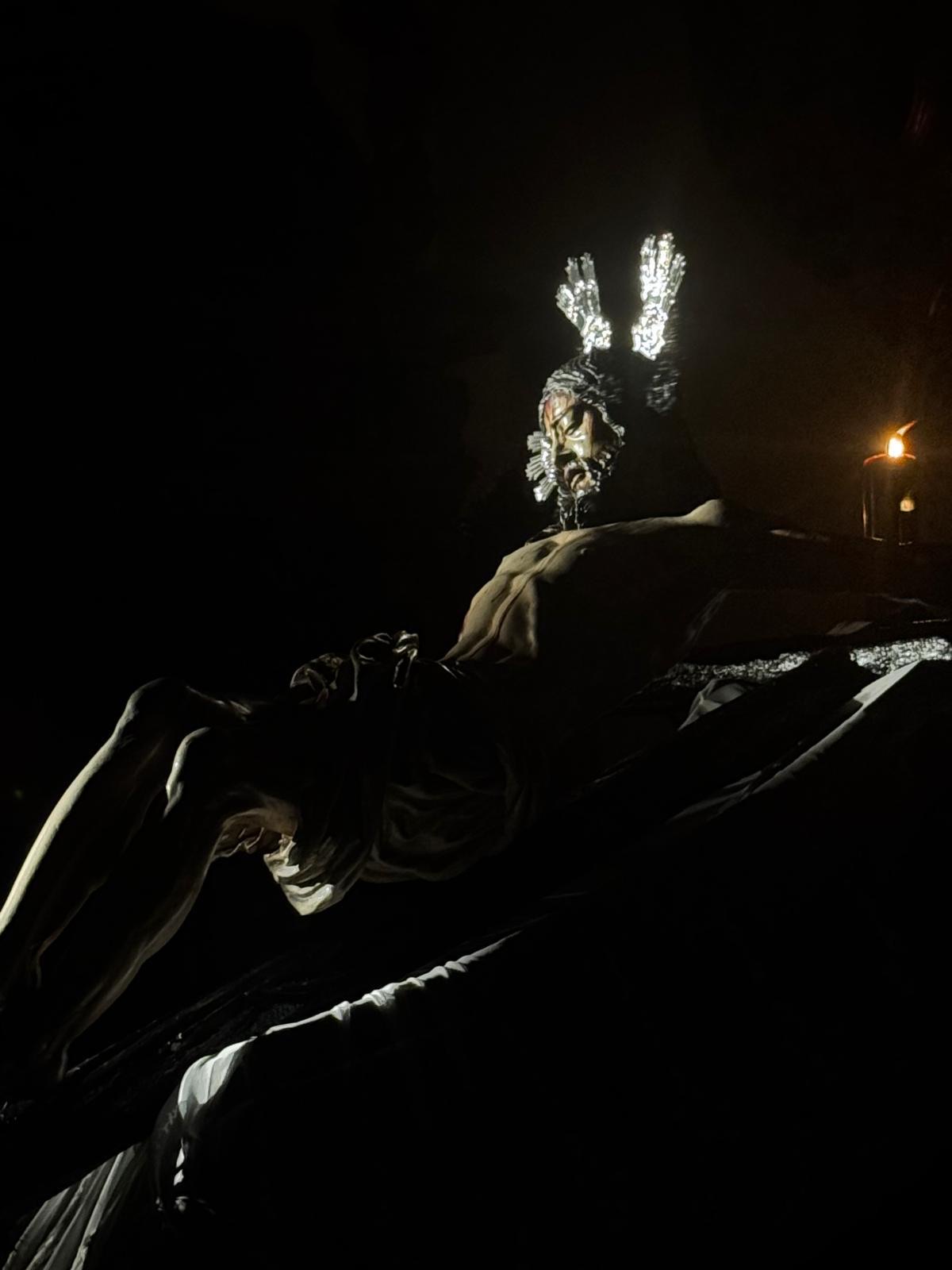 Santísimo Cristo de la Misericordia iluminado en la oscuridad durante la Reflexión Cuaresmal